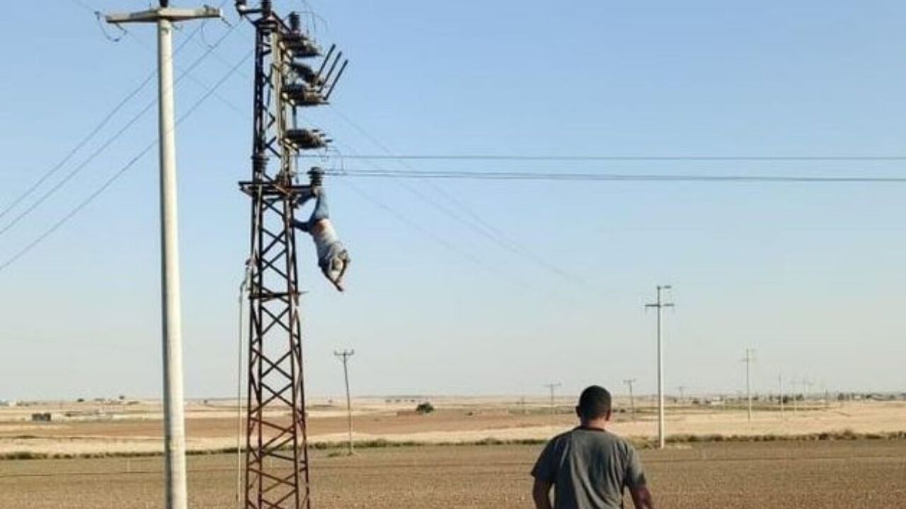 Elektrik Akımına Kapıldı, Direkte Asılı Kaldı!