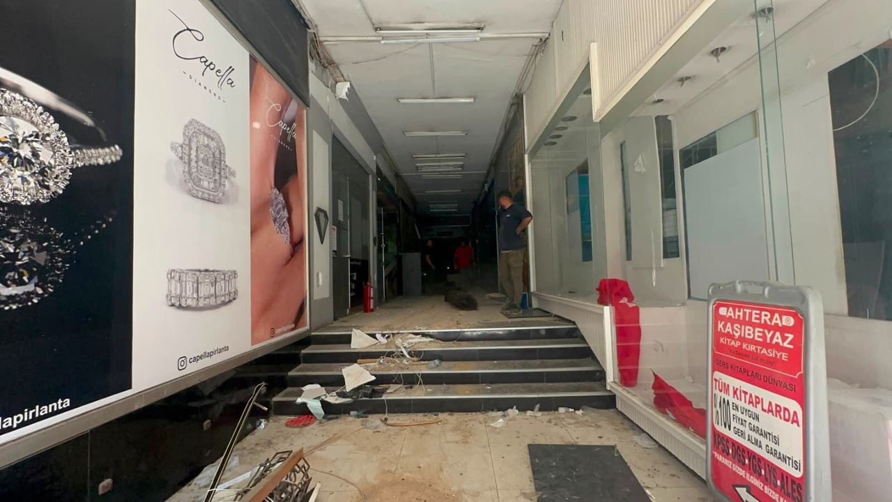 İzmit'in Hafızasından Bir Yapı Daha Siliniyor