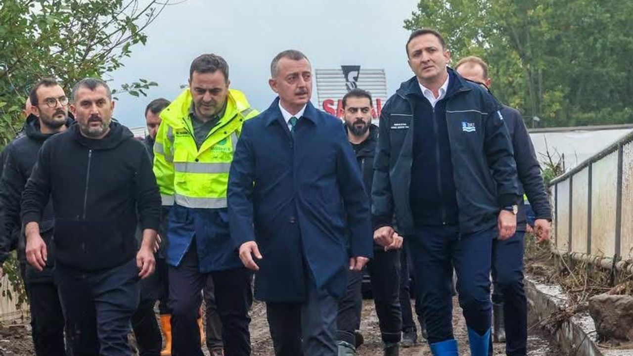 Büyükakın, sel bölgelerinde incelemelerde bulundu: 3 bin 16 personel sahada