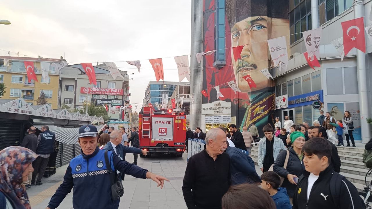 Gündemde: İzmit Belediyesi önünde stant yangını