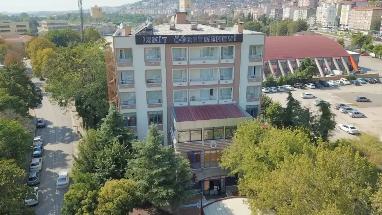 İzmit Öğretmenevi binası kapandı