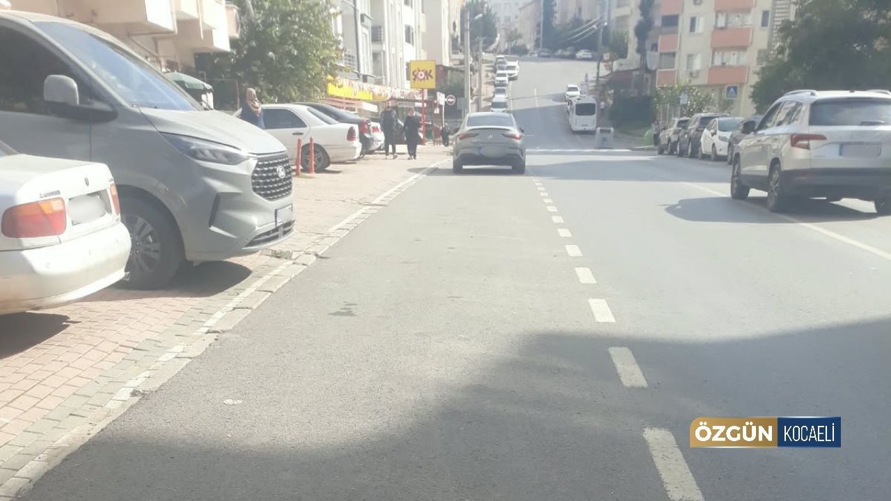 Kaldırımlar otoparka döndü; vatandaşlar tepkili