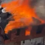 Dilovası’nda binanın çatısı alevlere teslim oldu