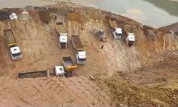 Kocaeli'de Toprak Kayması: 7 Kamyon Yamaçta Asılı Kaldı