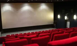 İzmit’te Sinema Skandalı: Soğuk Salon, Yırtık Perde ve Dökülen Tavan!