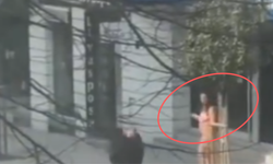 Genç kadın çırılçıplak sokağa çıktı! 