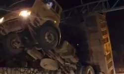 Damperi açık kamyon KGYS direğine çarparak asılı kaldı: 1 yaralı