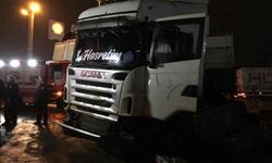 TIR Yolcu Durağına Daldı