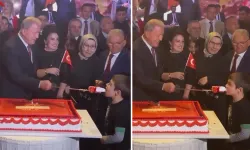 Hulusi Akar, küçük çocuğa 'kılıçla' pasta yedirdi