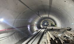 Gebze'de 4 kişiye mezar olan binanın yakınından geçen metro hattının içi görüntülendi