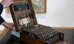 Nazilerin Şifre Makinesi Enigma Rekor Fiyata Satıldı