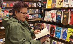 Tek gözü görmüyor her gün 300 sayfa kitap okuyor