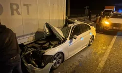 Çayırova'da Feci Kaza: Otomobil Tıra Saplandı