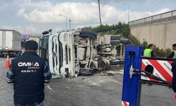 TEM Otoyolu'nda mıcır yüklü kamyon devrildi!