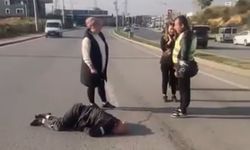 Kocaeli’de otomobil yayalara çarpıp refüje çıktı: 1’i ağır 2 yaralı