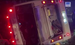 Otomobil ile çarpışan işçi servisi devrildi: 8 yaralı