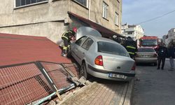 Kocaeli'de Kontrolden Çıkan Otomobil, Evin Çatısına Çıktı