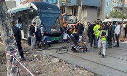 İzmit'te Çöp Kamyonu Tramvaya Daldı: 3 yaralı
