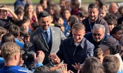 Gölcüklü minik başkan sözünü tuttu, Kerem Aktürkoğlu okula geldi