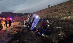 Yolcu otobüsü devrildi: 2 ölü, 21 yaralı