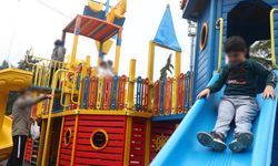 Parkta oynayan 4 çocuk akıma kapıldı!