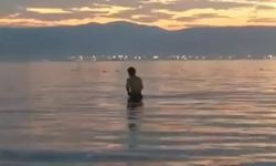 İzmit'in ayazında denize girdi