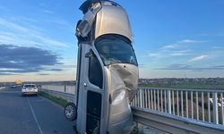 Bariyere Çarpan Araç Dik Durdu: 2 Yaralı