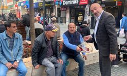 Başkan Kazan, vatandaşa 'Derdin derdimdir' diyerek çay servis etti