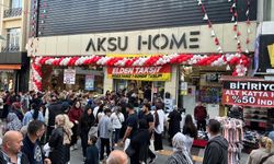 İzmit’te Yastık Savaşı! Yüzlerce Kişi AVM Önünde Sıraya Girdi