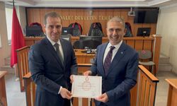 İYİ Parti'li Kamil Şirin Mazbatasını Aldı