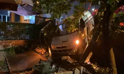 Kocaeli'de araç evin bahçesine uçtu