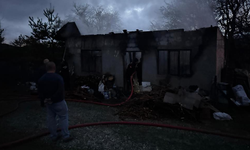 Sobaya yakmak için benzin döktü, hem kendini hem evi yaktı