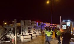 Kuzey Marmara Otoyolu girişinde beton mikseri devrildi: 2 yaralı