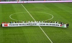 Kocaelispor-Erzurumspor maçında takımlar sahaya Filistin pankartıyla çıktı
