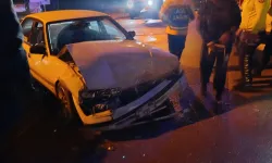 İzmit’te Şiddetli Çarpışma: Hastaneye Kaldırıldılar