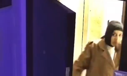“Beni Çek” Der Gibi Kameraya Bakıp Hırsızlık Yaptı