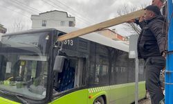 Fırtınada Kopan Kereste Belediye Otobüsüne Saplandı