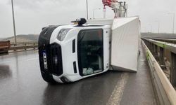 Kocaeli’de Fırtına Kamyoneti Devrildi
