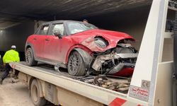 İzmit’te Otomobil Köprü Ayağına Çarptı