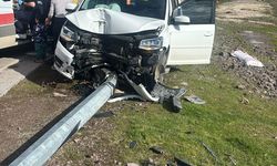 Kocaeli'de elektrik direğine çarpan otomobilin sürücüsü ağır yaralandı