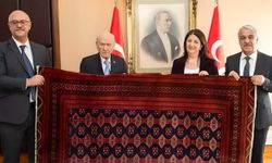Öcalan, Bahçeli'ye Kilim Hediye Etti