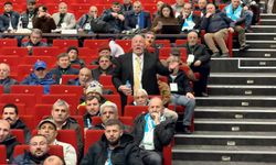 Kongre salonunda sesler yükseldi