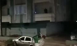 Çarptığı araca levye ile saldırdı, giderken ışıklı çiçek buketi bıraktı