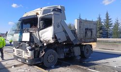 Kocaeli'de Tırlar Birbirine Girdi: Sürücü Sıkıştı