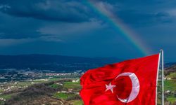 Al Bayrak ve Gökkuşağı Yan Yana