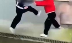 Liseli Kızı Dövüp Gülücük Emojisiyle Paylaştılar