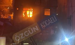İzmit'te Bina Alev Alev Yandı