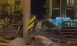 Gölcük’te Kontrolden Çıkan Araç Ortalığı Savaş Alanına Çevirdi