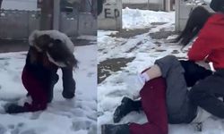 Ortaokullu Kızlar Birbirini Yere Çaldı