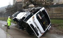 Askeri Nakil Minibüsü Devrildi: 11 Kişi Yaralandı